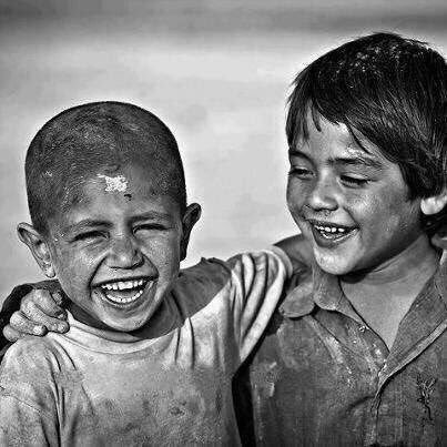 ولربما ابتسمَ الفتى وفؤادهُ
ضَجرٌ وكل حياته أوهامُ
.
أملًا برب العالمين وكله
ثقة بأنْ تتحقق الاحلامُ

- مصعب السحيباني