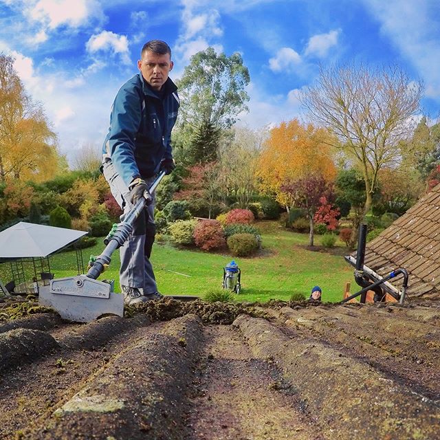 Killing two birds with one stone as they say.......What a shot of both the #SkyScraper and #SkyVac in action  @aemackintosh knows how to get the job done! 
Purchase your own SkyScraper here:  spinaclean.com/skyscraper
.
.
.
#roofcleaning #guttercleaning #workingatheight #winter