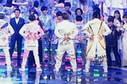 jump5944's tweet photo. この時点で始まってる知念ちゃんのU.S.A.と知念ちゃんを見守るJUMPたちww https://t.co/Y0hByvSo5V