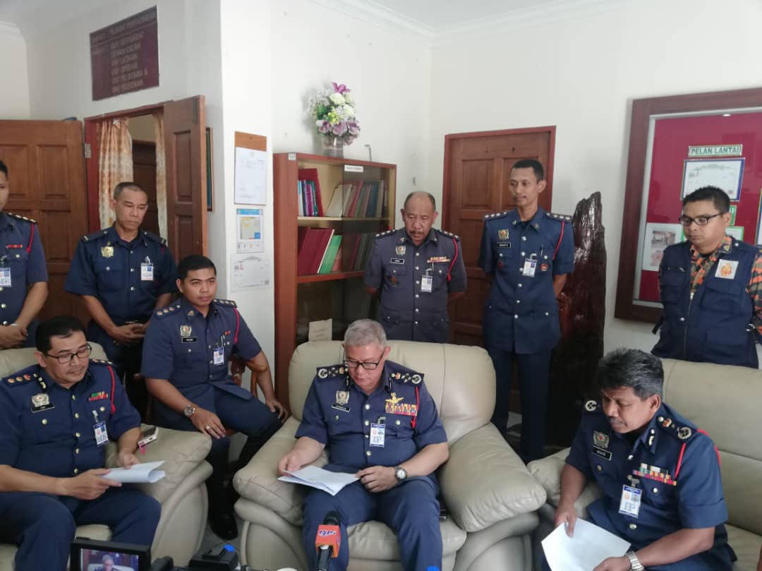 Berkesempatan menziarahi 2 orang pegawai bomba BBP Jalan Kubu, Melaka yang dimasukkan ke Hospital Besar Melaka akibat kecederaan semasa menghadiri operasi pemadaman di Tmn Cheng Perdana. Semoga kedua-dua pegawai bomba berkenaan dikurniakan kesembuhan utk terus berjuang.