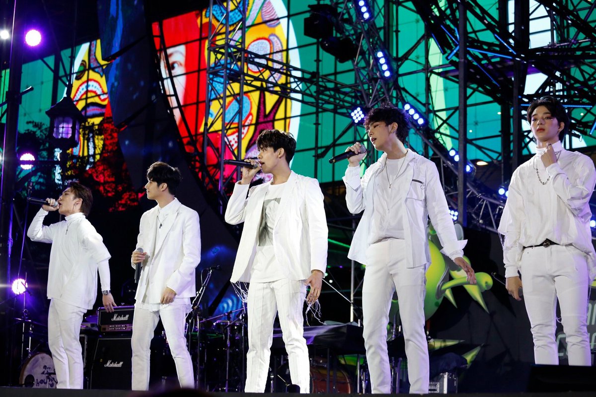 AIS_Thailand's tweet photo. อุ่นเครื่องเบาๆ แต่ความหล่อไม่เบา กับบอยแบนด์หนุ่มมาแรง SB FIVE ที่ ขนความน่ารักพร้อมเสียงนุ่มๆ มาให้สาวๆ เตรียมกรี๊ดเต็มที่! ใครพลาดไม่ได้ มาร่วมงาน สามารถรับชมได้ผ่าน #AISPLAY และ #AISPLAYBOX ตอนนี้ เลย! คลิกเพื่อชม>> https://t.co/1zBsQkSxJ7
#AISBangkokCountdown2019 https://t.co/O9CP5g4YTu