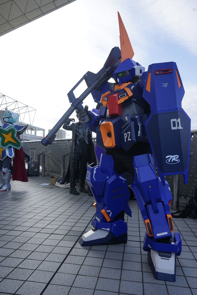 裏庭映画保存会 コミケ95コスプレ 3日目 モビルスーツ バーザム ガンダムが好きすぎてガンダム になってしまったレイヤー バルキリーさん作 以前コミケに登場したティターンズカラーのガンダムmk を思い出させる青い機体 エントランスで来場者をお
