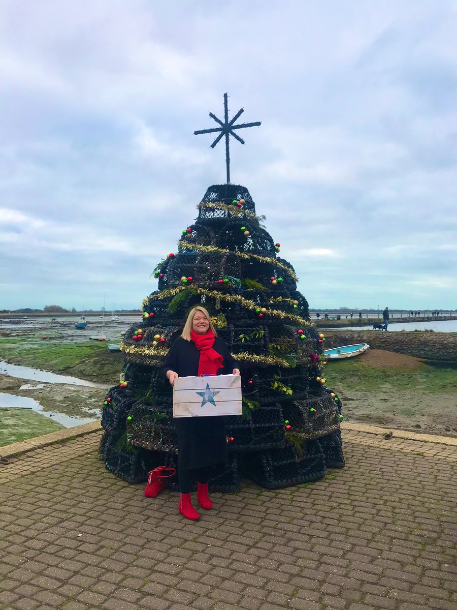 CoastlineEMS's tweet photo. A very happy @EBiddlecombe who won our @BlueStarHamper competition!! We wish all our readers a very #HappyNewYear 🎄🎆🦞⭐️ #Lobstar #coastline #emsworthlife https://t.co/y3Enil7mBe