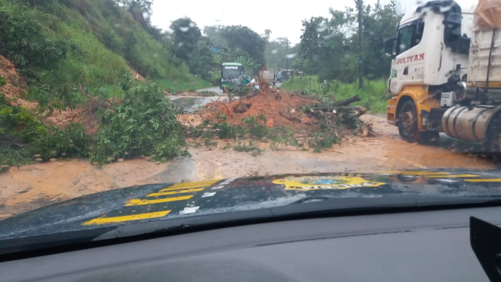A BR-381 está parcialmente interditada após o posto do posto da PRF, no sentido Vitória. Houve um deslizamento de barranco no Km 450. Filas quilométricas já se formam ao longo da rodovia. 

Fotos: PRF-MG
