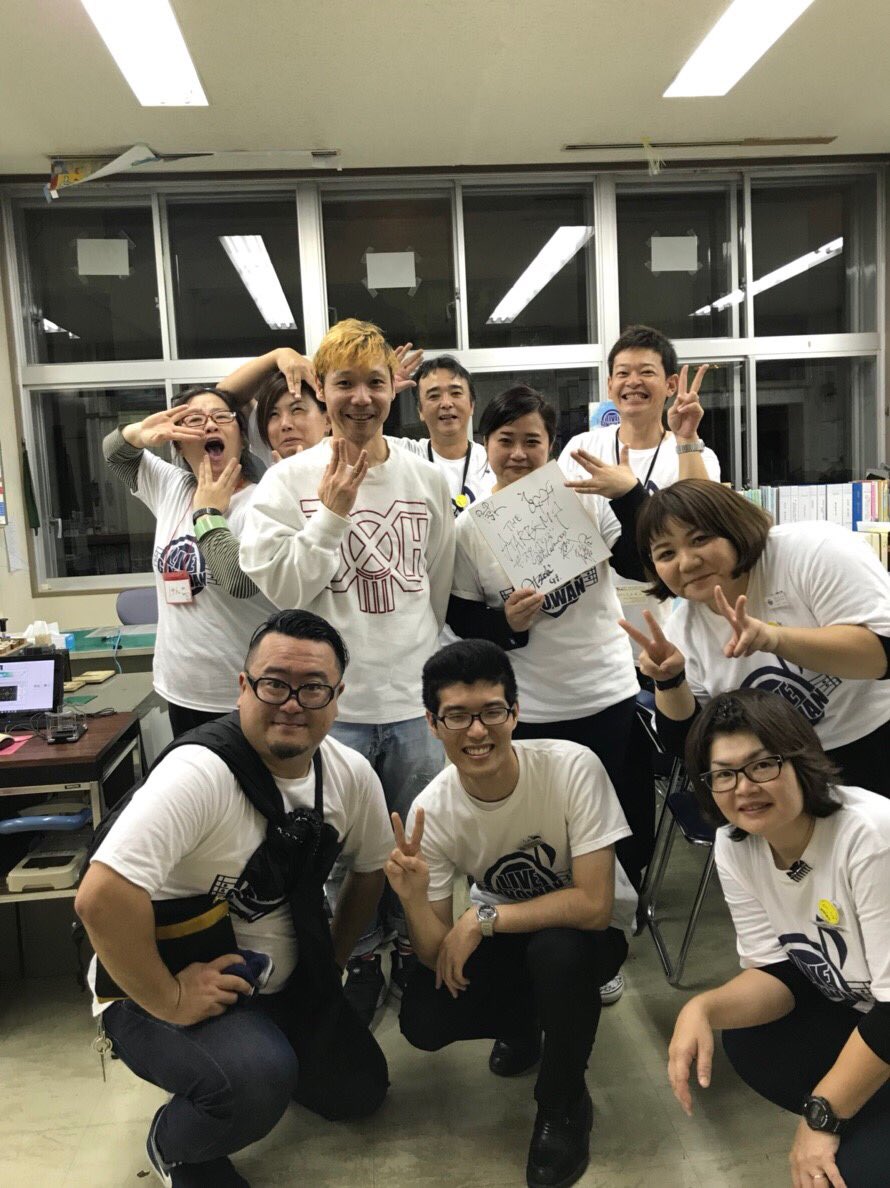 live_ginowan's tweet photo. 🔷#ライブギノワン2018🔷
＜スタッフ‼︎＞
年末！#レコ大！#紅白⁉️いえ
#沖縄 #コンベンション
「#平成最後のカウントダウン」裏方にいる人も！
❶右:舞台監督エーサクさん！
左:ドラマーやっしー！
❷左:PAユーキさん！右秘密💧
❸照明＆モニ卓＆楽器チーム？
❹事務局！ https://t.co/jnfAgnAoXJ