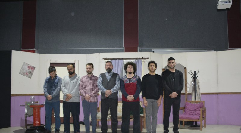 golhisarbld's tweet photo. Gölhisar Gülistan Derneği tarafından hazırlanan  ‘Tut Elimden’ isimli tiyatro oyunu Mehmet Akif Ersoy konferans salonun da sahnelendi. https://t.co/Dp92t6NtKD