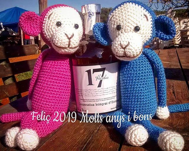 cieivissa's tweet photo. Feliç 2019 #cooperativa #integral #eivissa #mercatdeforada #espaisalut #bosquecomestible #kupulart #lacalabazaambulante #17hiervas @aventurina.crochet @cievissa @kupulart @calabazaambulante 🎉🎊🎆Molt Anys i Bond🎇🔔💜 https://t.co/Hl02acsqZP https://t.co/yuszYk4Rt4