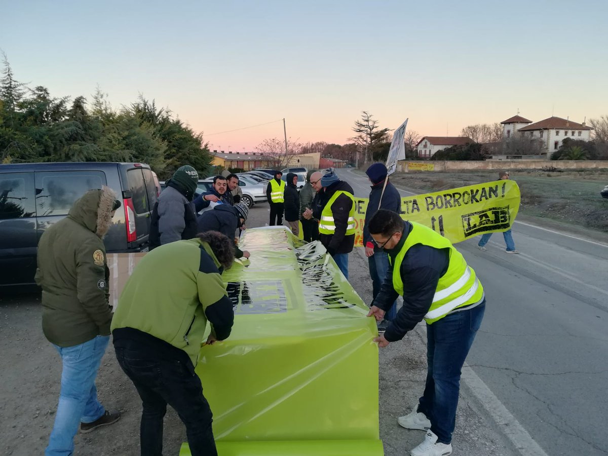 LABnafarroa's tweet photo. @LABsindikatua Al fin, la Dirección ha accedido a reunirse con el Comité d Huelga el 2 de enero (6° día de huelga indefinida). Se le trasladará una propuesta y esperemos que el nuevo año traiga acuerdo. Pero si no fuera así, se mantendrían la huelga y las convocatorias. #HuertaDePeraltaBorrokan https://t.co/PdnfRLosbT