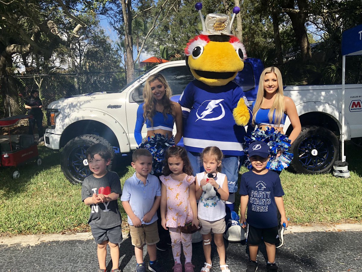 ThunderBugTBL's tweet photo. The celebration begins a little early at @ZooTampa! Happy NOON Year’s Eve🎉!!! >:) #GoBolts #PartyBug #HappyNewYear2019 https://t.co/yS9NcDHZCF