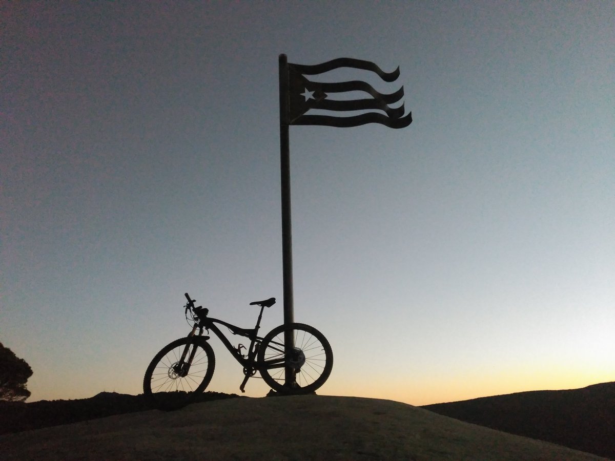 Al fossar de les moreres
no s'hi enterra cap traïdor;
fins perdent nostres banderes
serà l'urna de l'honor.

A la nostra Rocabandera 
hi han passat uns traïdors;
fins perdent la nostra bandera
serà per nosaltres un honor.