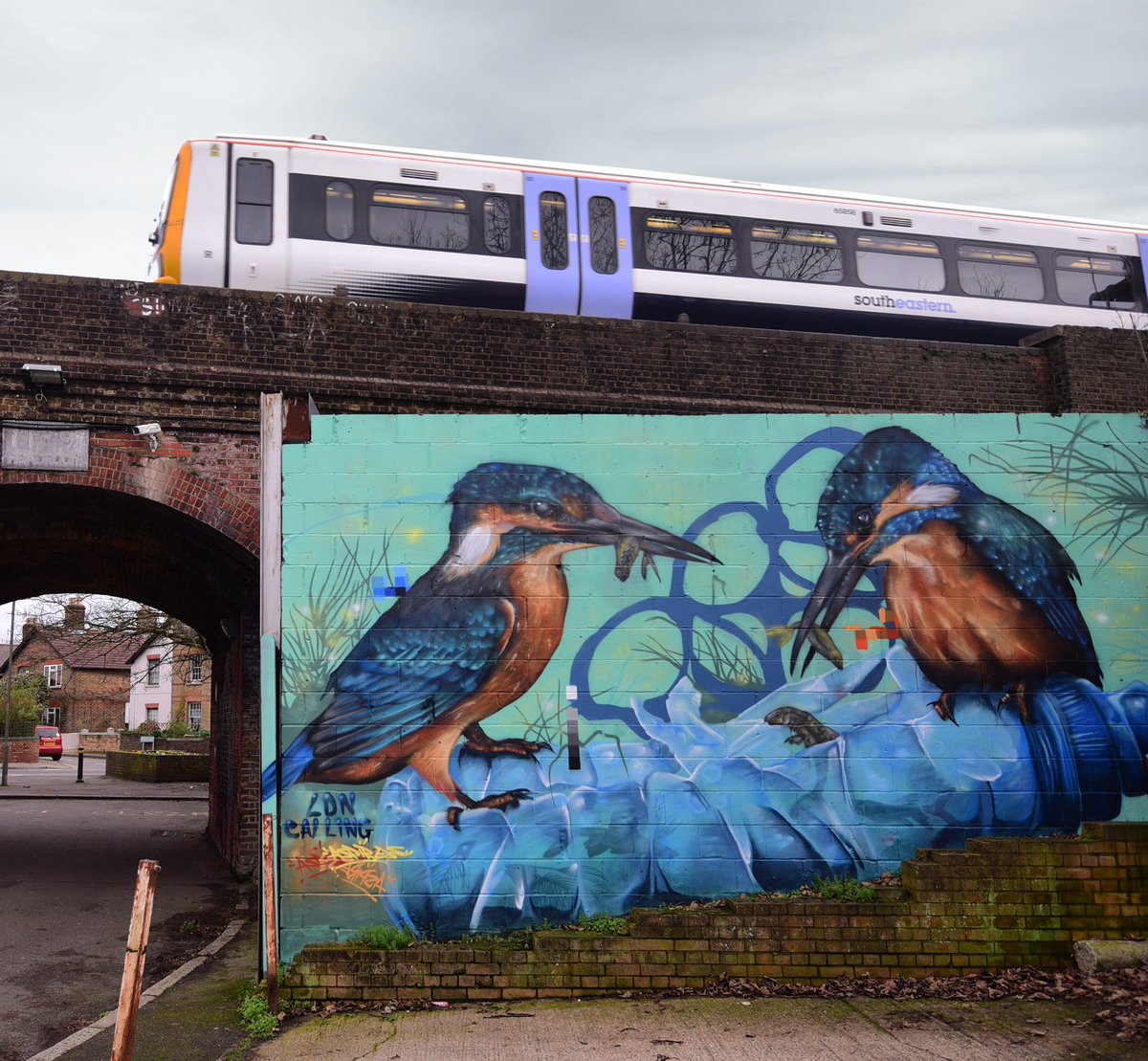 StreetArtAtlas (@streetartatlas) on Twitter photo King Fishers from #aspireartwork highlighting the issue of plastic usage and how it effects our wildlife in #Penge for #SprayExhibition20 Organised by <a href="/Ldncallingblog/">London Calling Blog</a> #StreetArt #PengeStreetArt #LondonCallingBlog #StreetArtAtlas King Fishers from #aspireartwork highlighting the issue of plastic usage and how it effects our wildlife in #Penge for #SprayExhibition20 Organised by <a href="/Ldncallingblog/">London Calling Blog</a> #StreetArt #PengeStreetArt #LondonCallingBlog #StreetArtAtlas