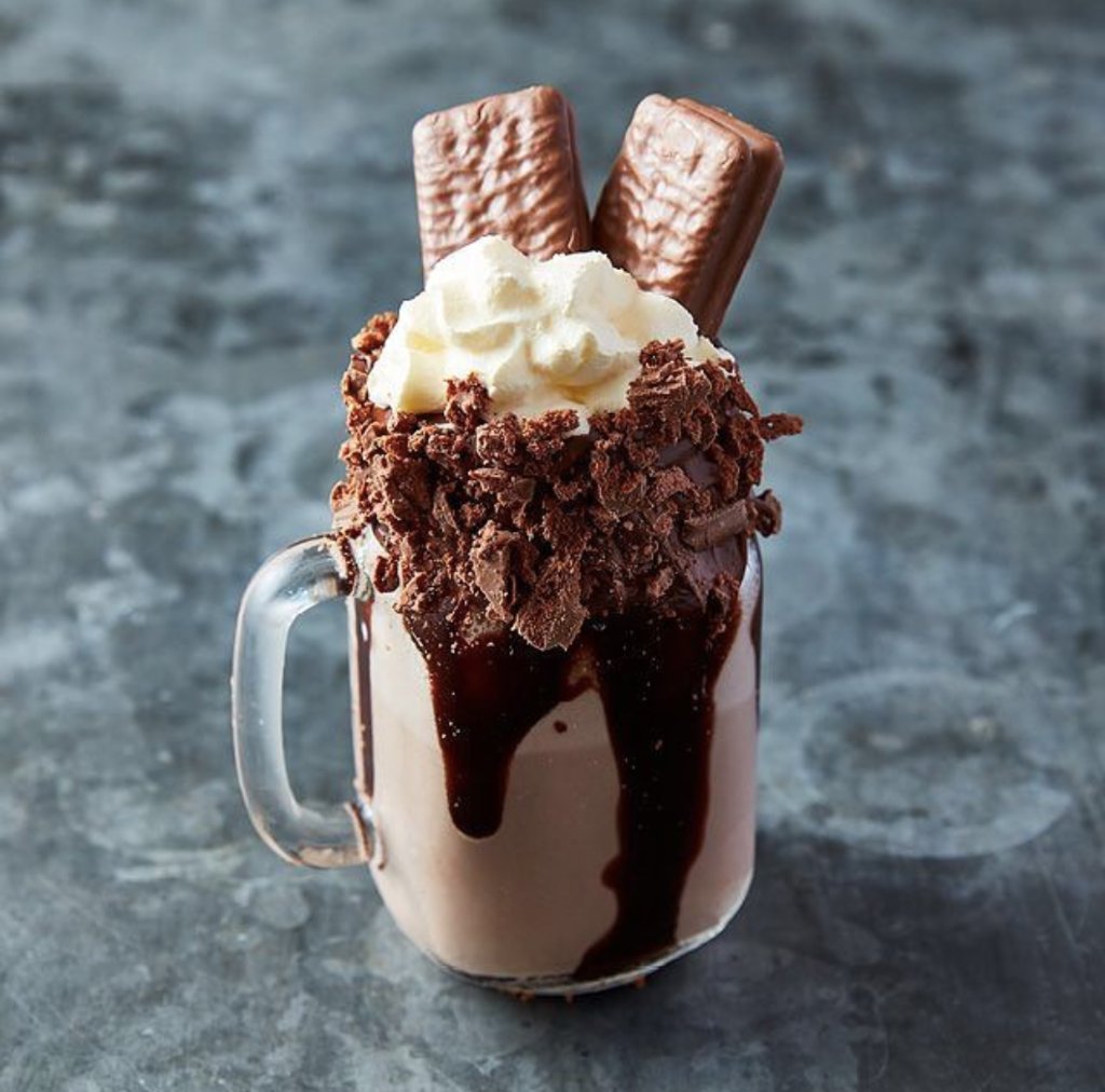 Sip Sip Hooray! Ring in the #NewYear in the sweetest way. 🥂☕ (📸: canterburyleaguesclub) #NYE