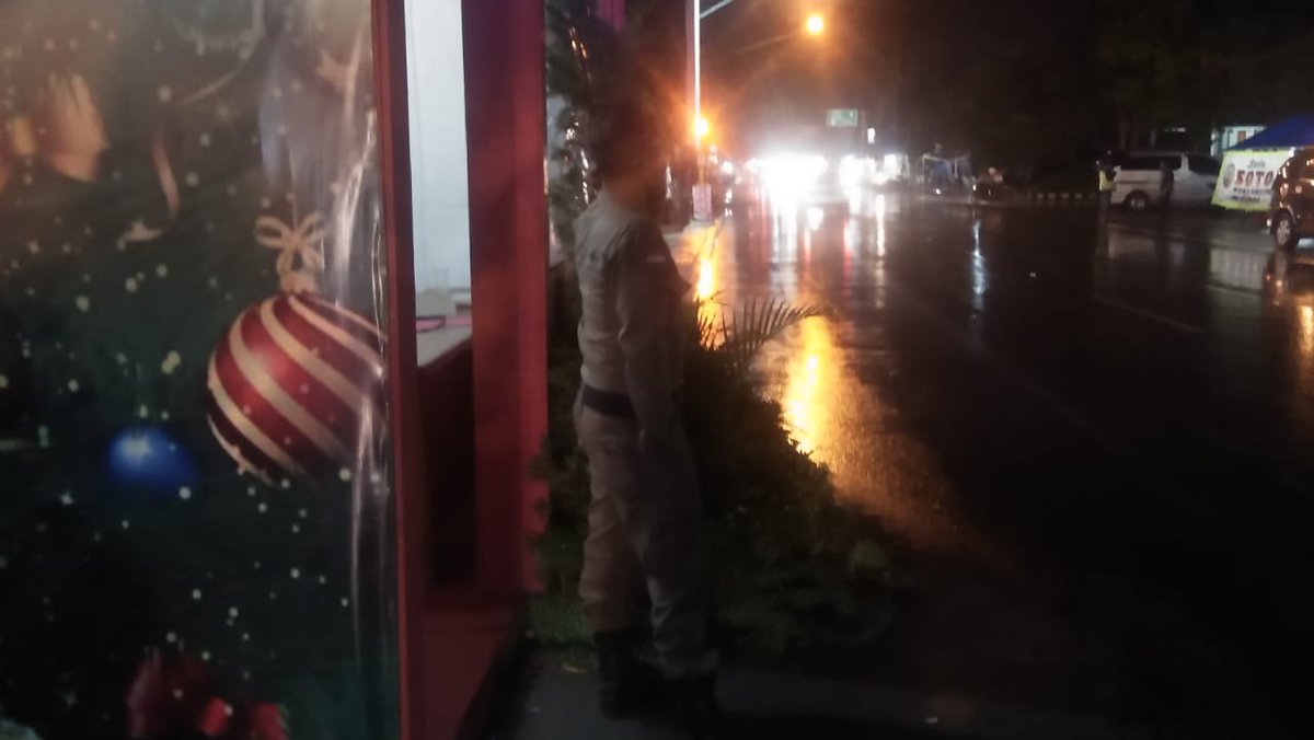 PolPP_Tegalkab's tweet photo. Pantauan Pos Pengamanan Natal 2018 dan Tahun Baru 2019 sekitar Tambun Slawi malam ini ramai lancar. Dihimbau hati-hati, jalan licin diguyur hujan @polrestegalkab @PemkabTegal @pendim_tegal @HumasTegalkab @KominfoSlawi @umiazizah60 @satpolpp_jateng @ganjarpranowo #OLC2018 https://t.co/5ZOnqJHiPN