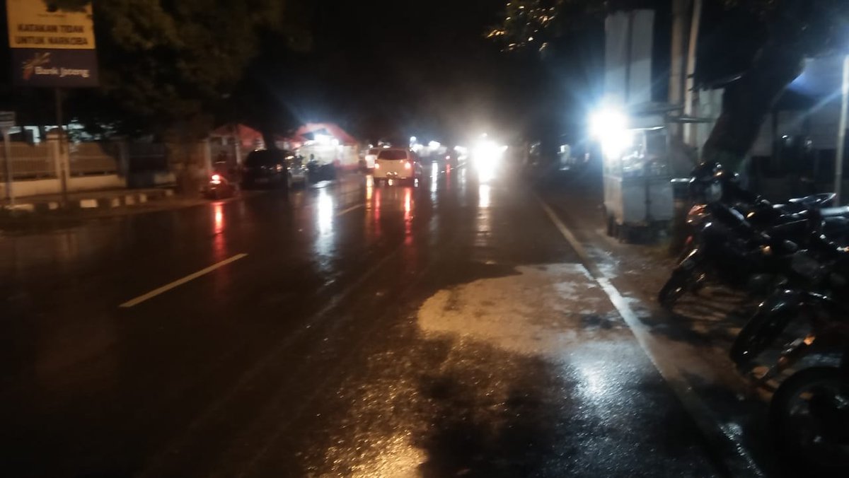 PolPP_Tegalkab's tweet photo. Pantauan Pos Pengamanan Natal 2018 dan Tahun Baru 2019 sekitar Tambun Slawi malam ini ramai lancar. Dihimbau hati-hati, jalan licin diguyur hujan @polrestegalkab @PemkabTegal @pendim_tegal @HumasTegalkab @KominfoSlawi @umiazizah60 @satpolpp_jateng @ganjarpranowo #OLC2018 https://t.co/5ZOnqJHiPN