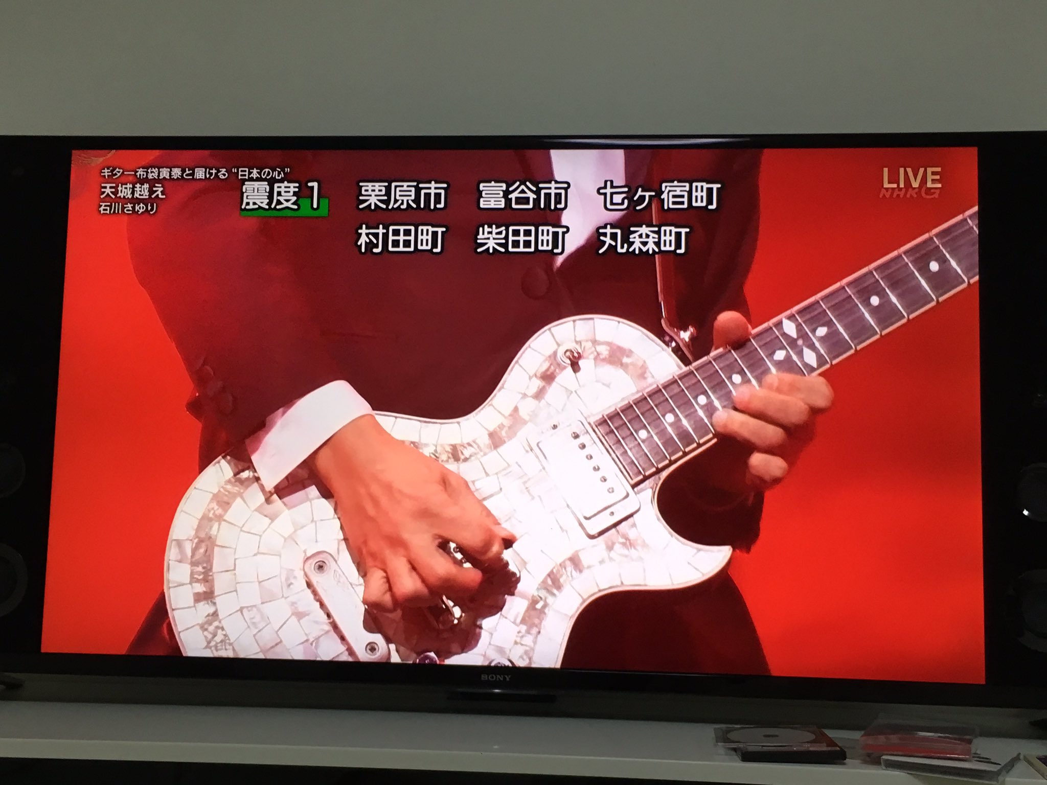 ふーじー 布袋さんはzemaitisのpearl Frontを抱えて登場 うーん 相変わらず 映える ギターですなぁ 東北の地震速報がちょうど入るタイミングｗ 紅白歌合戦 石川さゆり 布袋寅泰 T Co Hxsstav16q Twitter