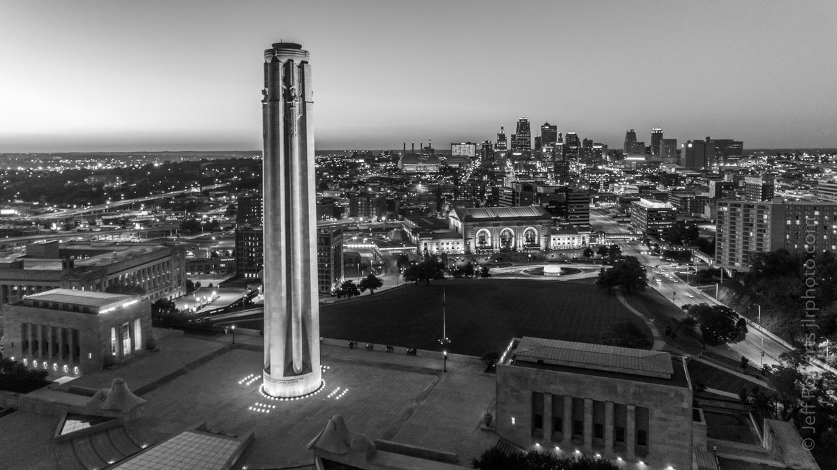 #2 in my looking back at #2018 in photos. Another perspective looking @kcmo and <a href="/TheWWImuseum/">National WWI Museum</a> this time from the air using my #drone #PhotogLife #NewYearEve