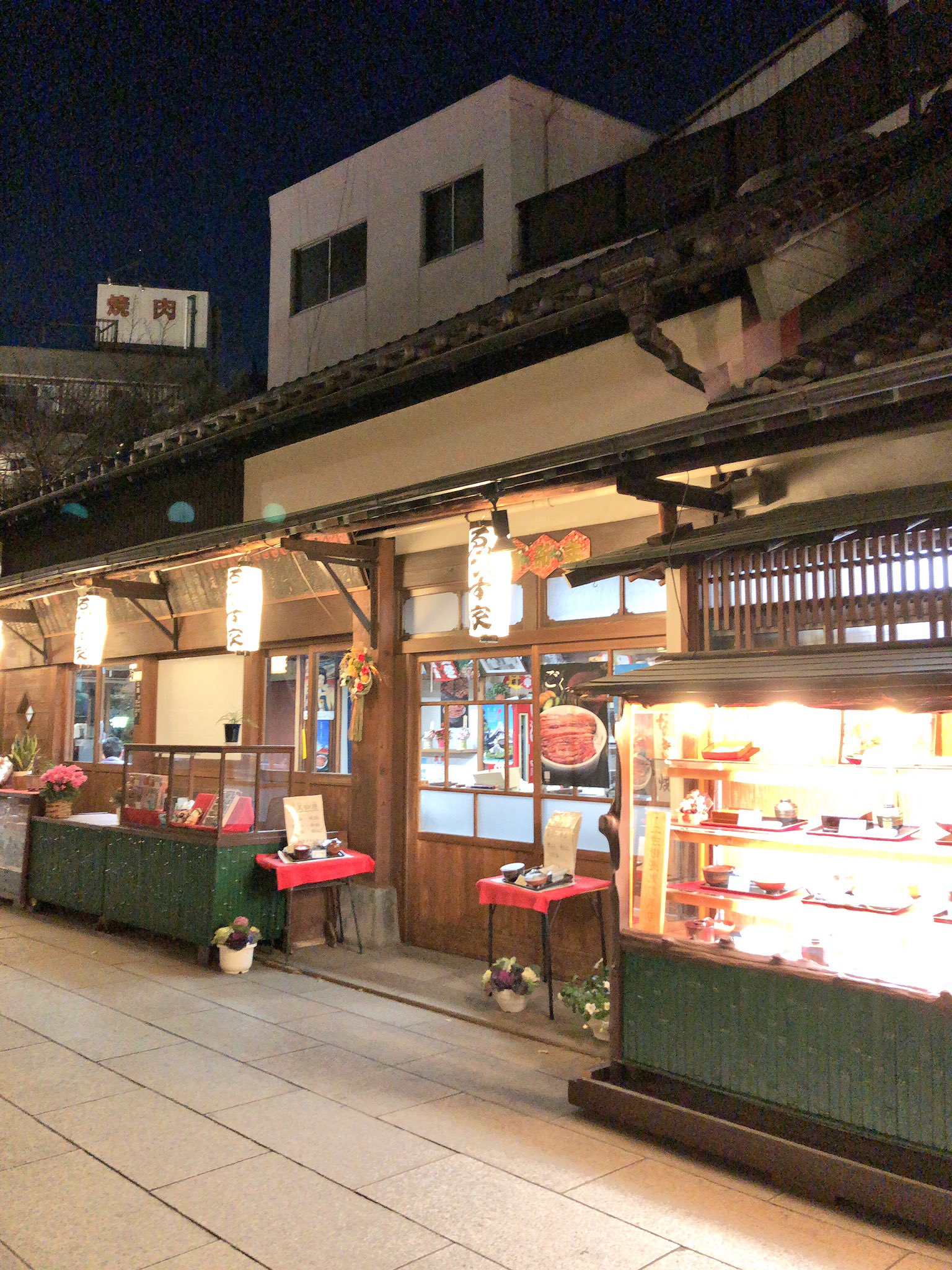 孤独のグルメ情報 非公式アカウント ゑびす家 は柴又駅からすぐの 柴又帝釈天へ向かう参道の入口近くにあります 17年創業という超がつく老舗で うなぎや鯉など 柴又名物の川魚料理が中心です 店内は広く 歴史と趣のある建物と相まってとても