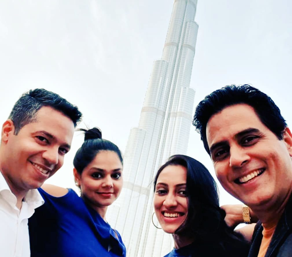 VandanaLalwani7's tweet photo. Meeting your own in the unknown land.. Friends from college, friends for life.. Its always fun catching up with @sandeepjadwani &amp; @JessicaAsher

#collegemates #dubaiwale #sindhis #mmkcollege #khar #reunion #friends #dubai #dubaimall
#dubaiwaterfountain #burjkhalifa https://t.co/aHg16rboTG