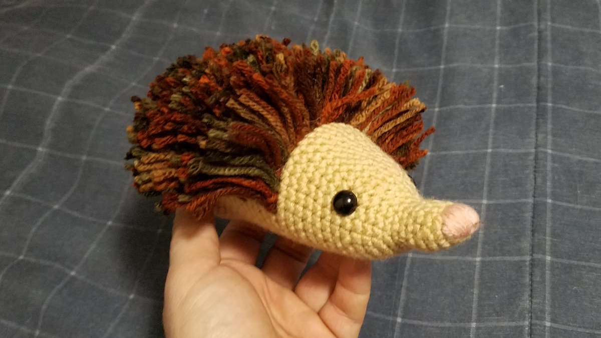 HopivoreAndy's tweet photo. About 250 more bristles lefts to add on the rear end of #ProjectHedgehog... plus ears and feet, of course. https://t.co/hfuDIFEnHK
