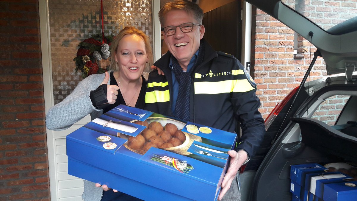Foutje🤔. Iets te veel oliebollen besteld. Maar #Hafida 'Moeder van Schiemond' #huisvanSchiemond #Rotterdam en #Springfoundation #Vlaardingen super blij gemaakt. Zij zorgen voor verdeling naar gezinnen die hier geen geld voor hebben. Mooi zo op de laatste dag van het jaar!