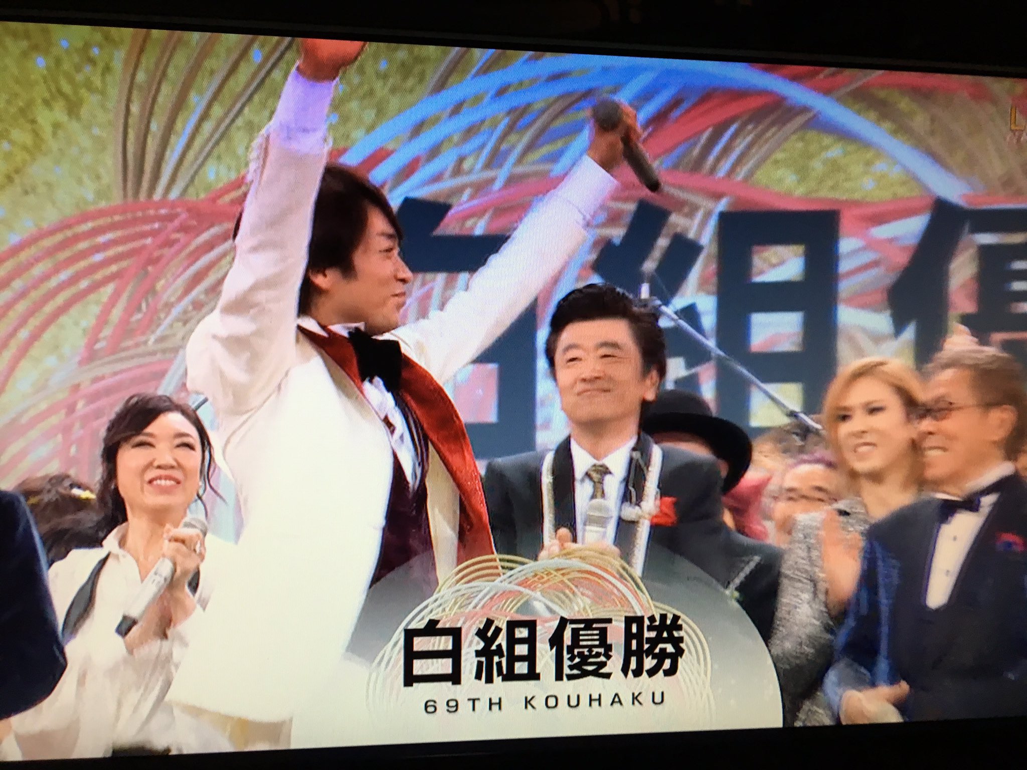 画像 紅白歌合戦18 緊張の瞬間 優勝 白組 蛍の光 で締め です Sᴗs T Co Fatoe2qtfs まとめダネ 画像 紅白歌合戦18 緊張の瞬間 優勝 白組 蛍の光 で締め です Sᴗs T Co Fatoe2qtfs まとめダネ