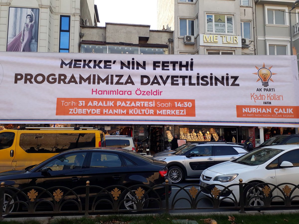 Ak Parti bir yandan Mekke'nin fethini kutluyor, bir yandan içinde envai çeşit yılbaşı hediyesi olan sepetleri evlere kadar götürüyor.
Hem nalına Hem mığına..