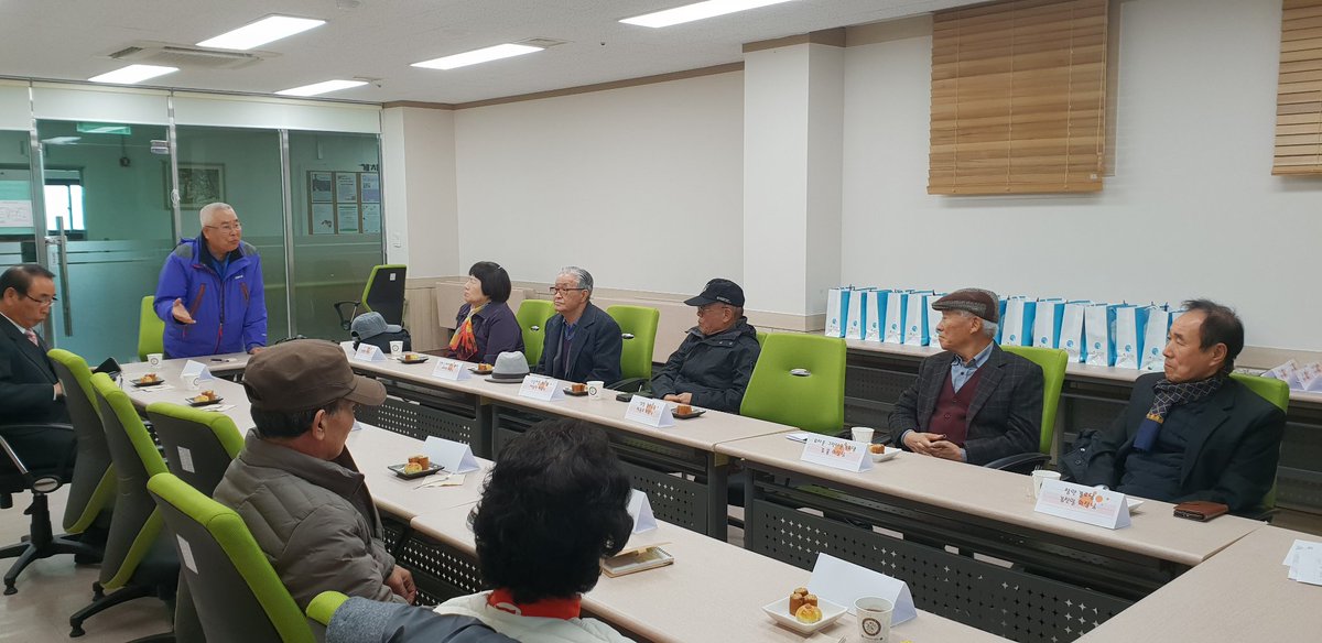 시니어IT강사파견사업단은 하반기 사업단 운영에 관한 간담회를 수요처 관계자분들을 모시고 진행하였습니다. 내년도 원활한 사업단 운영을 위해 의견을 공유하는 시간을 가졌습니다. 바쁘신와중에도 참석해주신 수요처 관계자분들께 감사말씀드립니다.