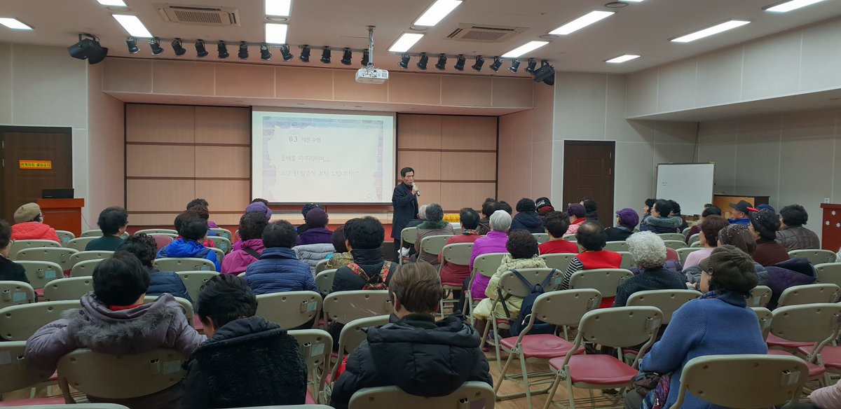 노노케어(연중,9개월) 참여자 어르신들과 함께 2018년 활동 평가회를 진행하였습니다. 더운 여름, 추운 겨울에도 독거어르신들을 위해 열심히 활동해주셨습니다. 한해동안 열심히 활동해주셔서 감사합니다^^