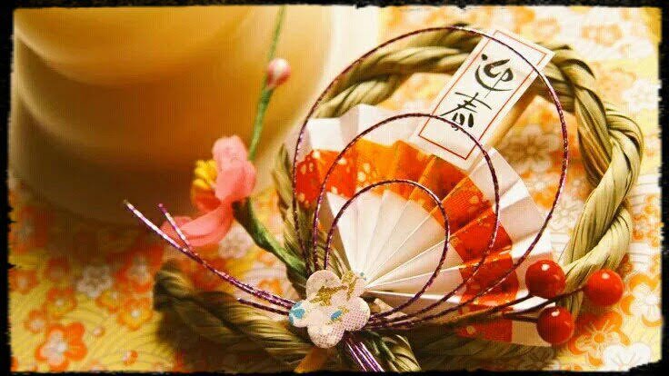 *
穏やかで暖かい心を
持っておきたいし
いつも微笑み
迎えたり
送ったりしたいな
　そゆことが
大切な人の為に出来る
１番だから　…　。

新年　あけまして
おめでとうございます
今年もよろしく
お願いします　…＊☆
　　#ひらりん