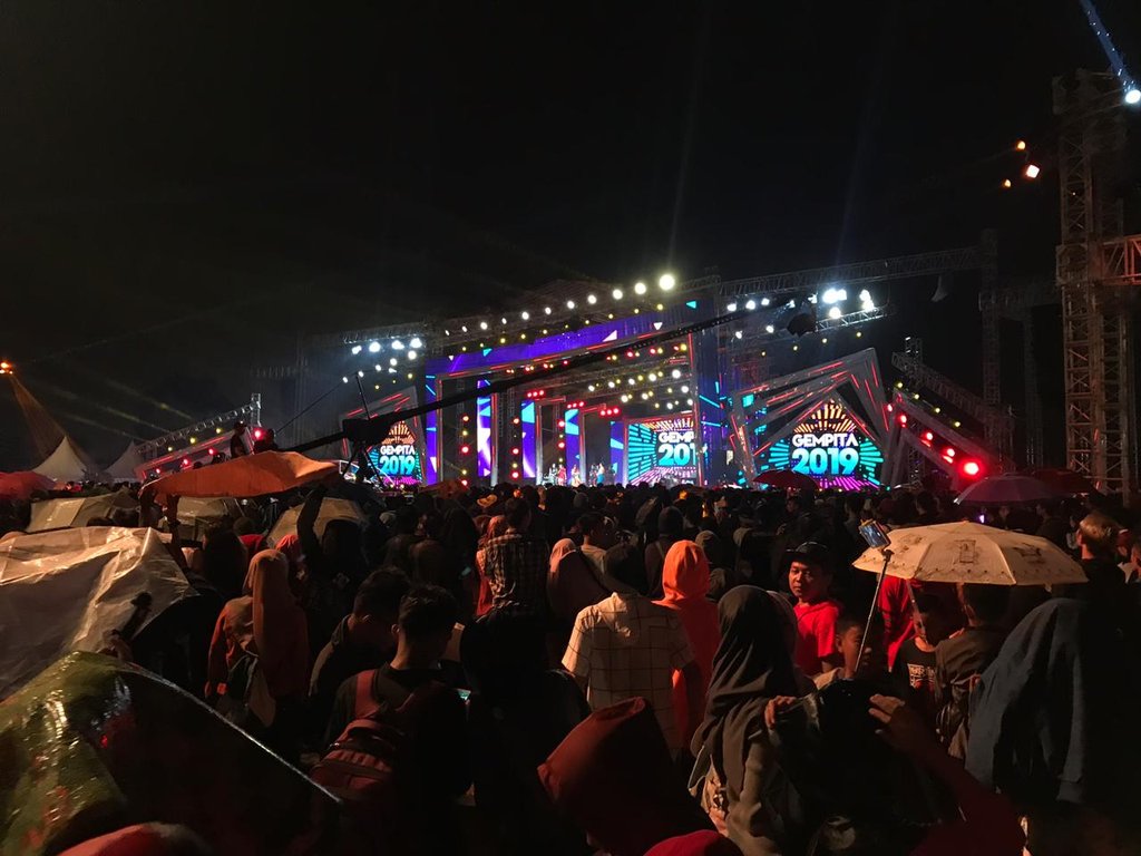 ragil771's tweet photo. Kemeriahan malam tahun baru ..ANCOL stage Lagoon https://t.co/W0d8yG8ksN