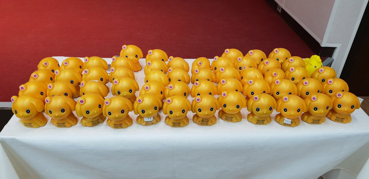 성남시니어클럽에서는 어르신들의 일자리 복지를 위해 2018년 2월부터 후원 저금통을 교부하였습니다. 복지시설, 노노케어, 시니어IT, 공공시설관리지원사업단 참여자 어르신들께서 한해동안 한푼 한푼 모은 저금통을 후원해주셨습니다. 감사합니다~ 사랑합니다^^