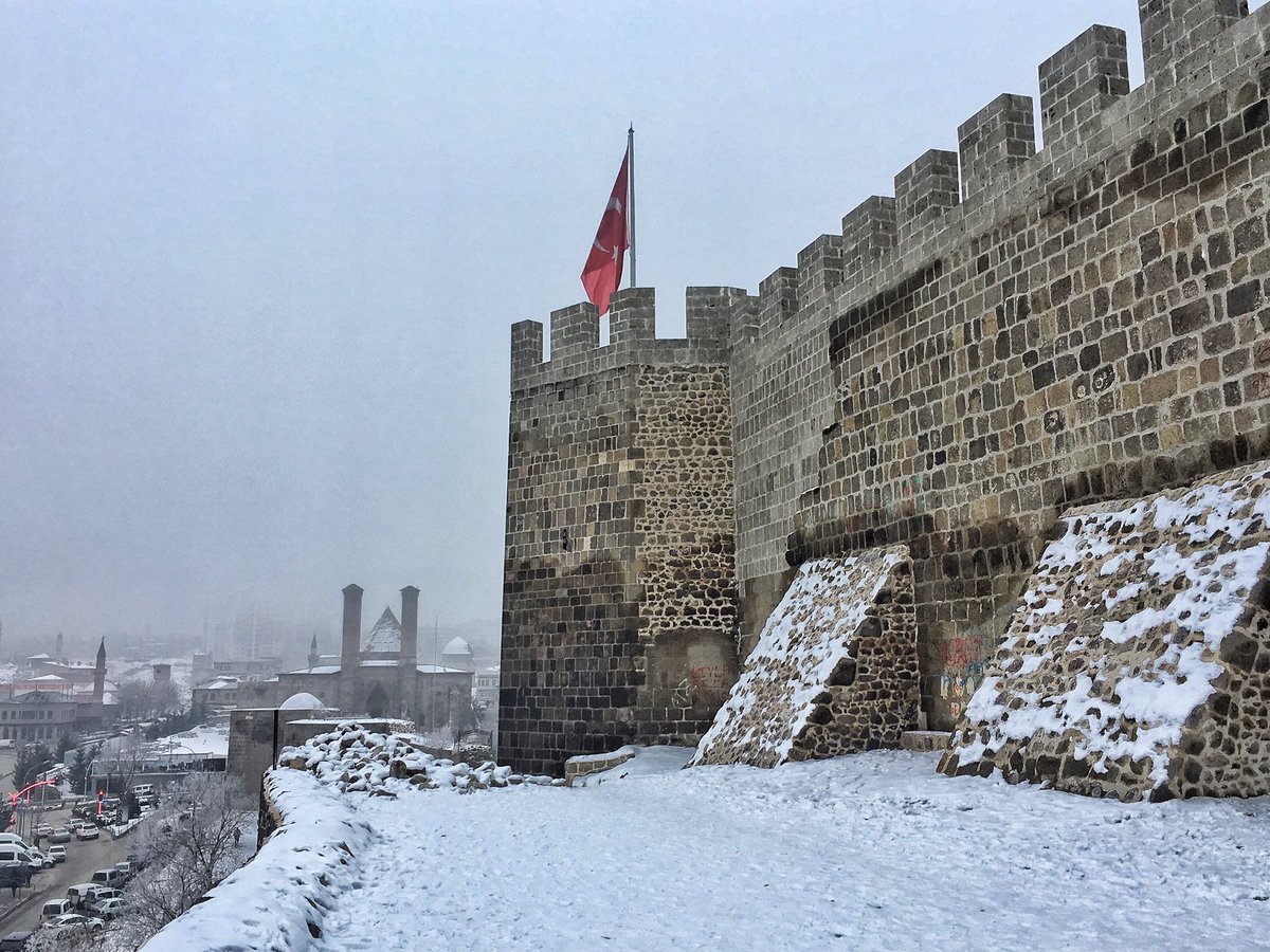 yoldakiizler's tweet photo. Erzurum Kalesi : 
Geçmişi MÖ binli yıllar Urartulara kadar uzanmaktadır. Bugünkü kale formunu 415 yılında Bizans İmparatoru Theodosius vermiştir. #erzurumdakiizler https://t.co/0ZX2cXYzpd