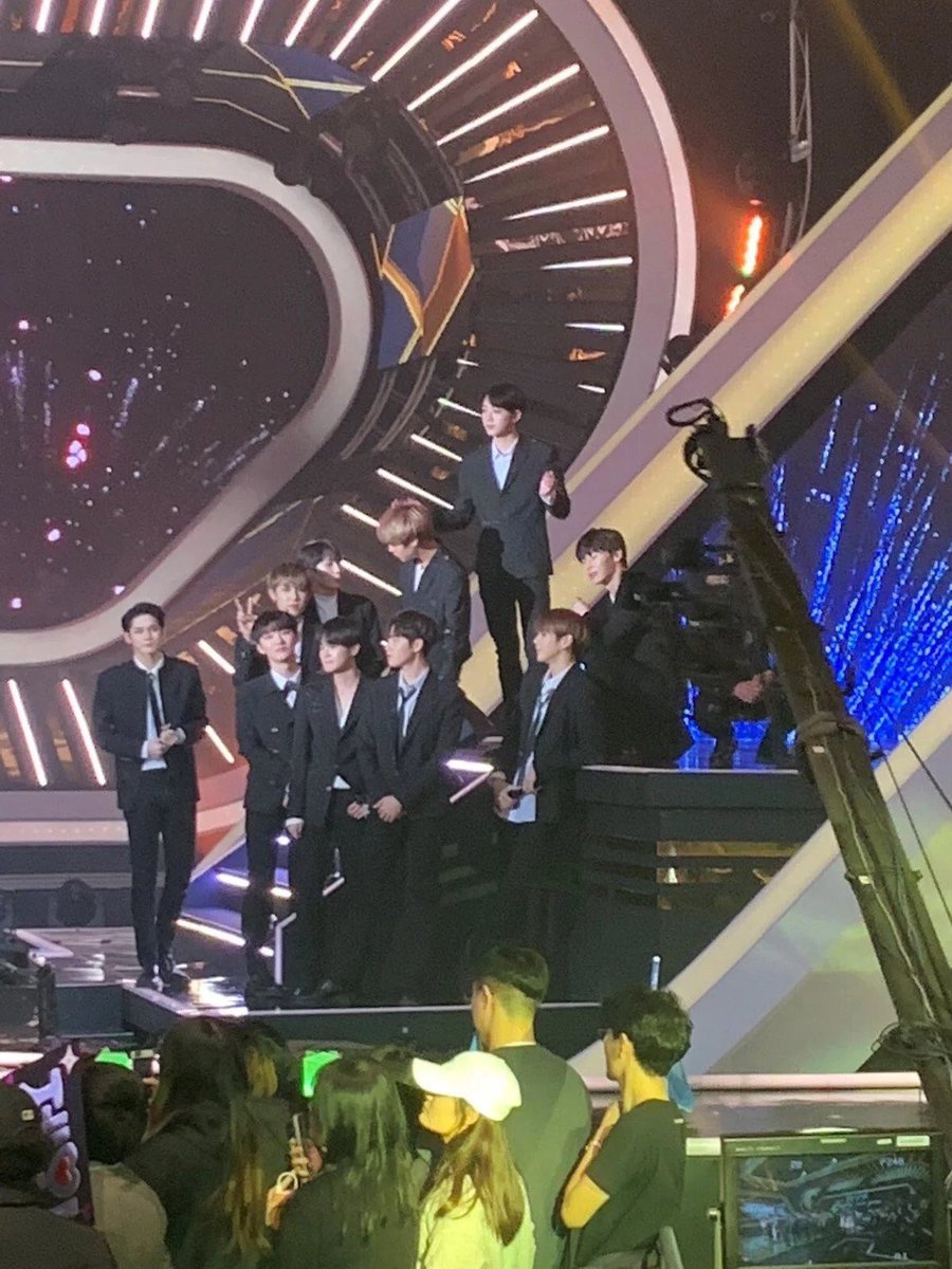 ethereaall_'s tweet photo. CONGRATULATION FOR YOUR GRADUATION!! @WannaOne_twt #영원히_워너원 #언제나_워너원 https://t.co/iaBU2LGAn1