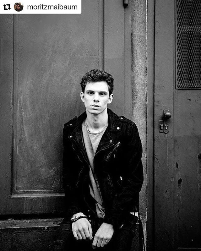 Ich kann gar nicht glauben, dass 2018 schon um ist! Was für ein Jahr!! Ich durfte so viele geile Konzerte spielen und die Community hier ist so stark gewachsen. Danke an jeden einzelnen, der meine Musik feiert und mich unterstützt! Ich wünsche euch einen… bit.ly/2QXIKih