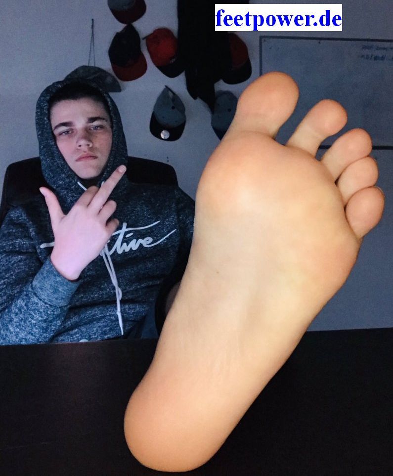 kingtim2012's tweet photo. What you think about the 19 yo #SupremeMaster ? #Americanmaster and #footking from Seattle hot #malefeet #boyfeet #teenmaster more on https://t.co/HpabQ93qEU https://t.co/lXpAHzAY2J