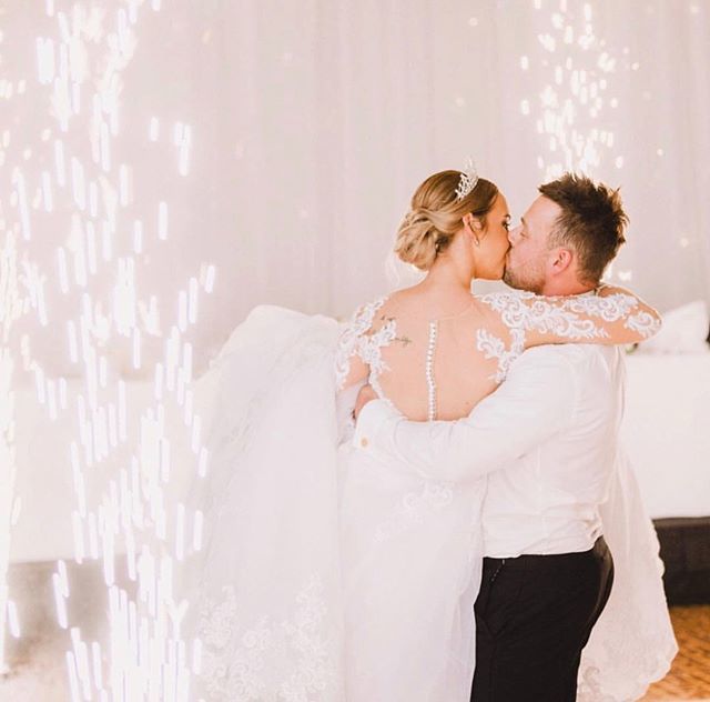 DemetriosBride's tweet photo. 🌟Bring your New Year in with a little sparkle and a lot of love🌟 Featuring #DemetriosBride @mrs__oconnell and her love @jakeoconnell9
...
#Demetrios #DemetriosDesign #WeddingDress #reallove #realcouple #couplegoals #wedding #bride #weddinggown #brida… https://t.co/wkLjYS0f1I https://t.co/FSoQceXjMG