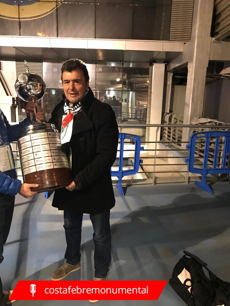 CostaFebreOK's tweet photo. Después del Bernabeu no hay nada. Nuestros corazones laten con normalidad. Levanto con ustedes la copa mas hermosa del mundo para unirnos en esta felicidad suprema 🔴⚪️🏆🍾

Gracias por seguirme en estos 28 años. Sin uds sería un NN 

"Los quiero hasta el final de nuestras vidas" https://t.co/3DjCx4WlQa