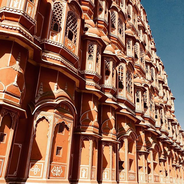 HyperTrypsy's tweet image. On our family trip for new years’ celebration we visited Hawa Mahal or the Palace of Winds, which was built in the 17th century, in the form of Lord Krishna’s crown (or a beehive)! The palace has more than 900 small windows and was built specifically for… bit.ly/2QiqP0I