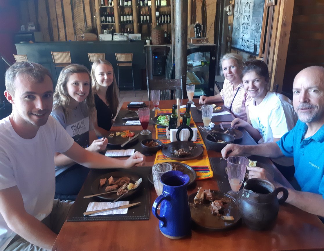 RestaurantKura's tweet photo. Hoy cerramos a 18H para nstra cena y fiesta de #Findeaño.
En el almuerzo está muy amable familia de #colorado #eeuu🇺🇸
Probando por 1 vez comida en #chile
#Pasteldechoclos #machascabra
#chanchoalachicha #tapapechoestofado
#chileanfood #traveling #travelers
#Curacavi #ruta68 #K33 https://t.co/kYJdG0zifg