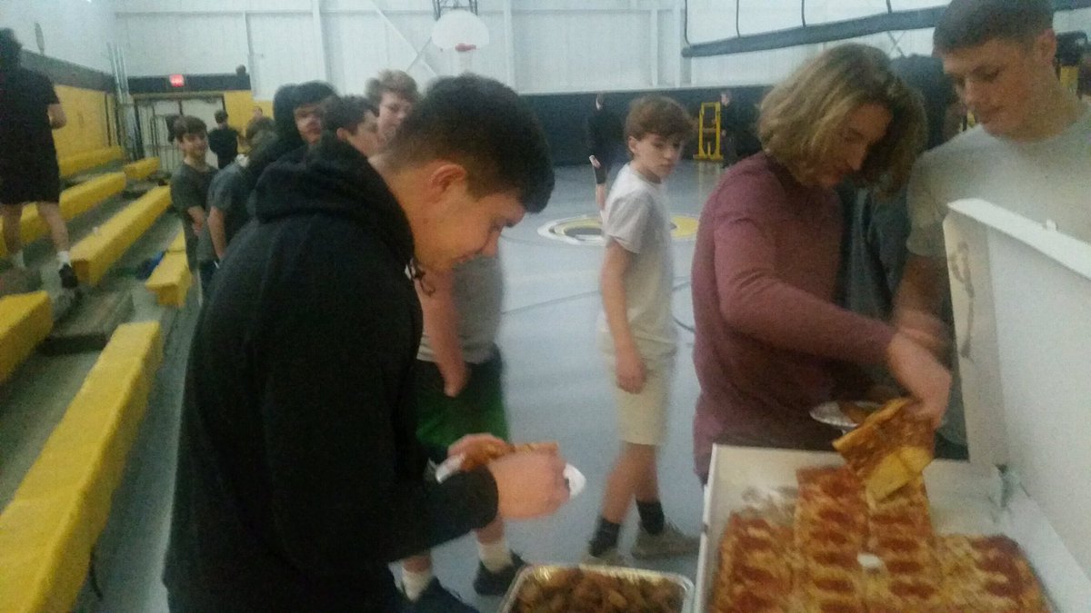 _RHSFootball's tweet image. When an alum is playing in a New Year’s Eve bowl game, of course you follow great lift with pizza and a watch party....always proud of @Cjefferies18!!! Good luck today. #BleedBlackandGold