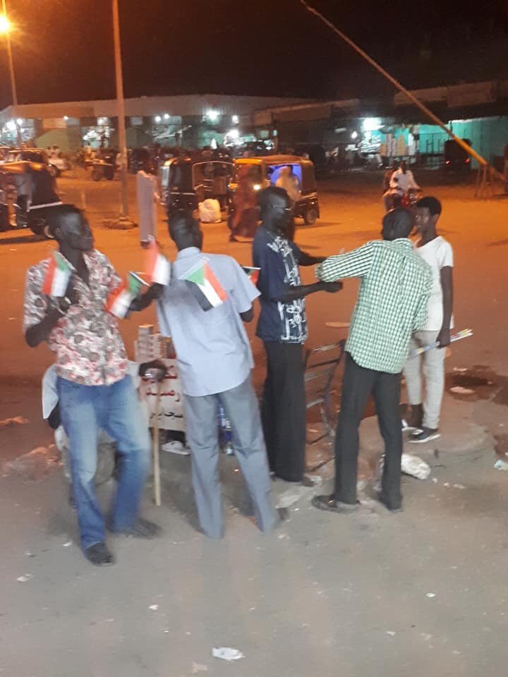 aliarja123's tweet photo. الجنوبيين في جنوب السودان ما زاله يحتفلون في عيد الاستقلال بعلم السودان 
الله ينعل الكيزان الفرقكم 

#تسقط_تسقط بس✌✌✌ https://t.co/uC0yP2J5UF