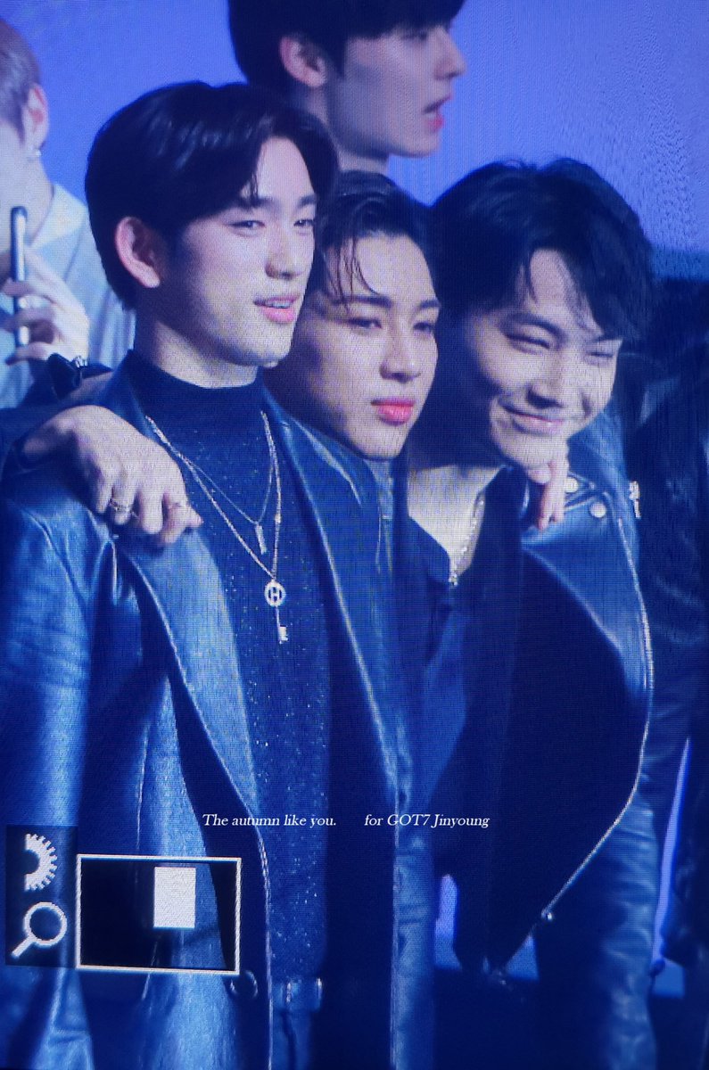 jy_94922's tweet photo. 181230 가요대제전
덩어리들 새해 복 많이많이 내꺼까지 다 가져~~~~~~
#진영 #박진영 #Jinyoung #이안
#GOT7
#갓세븐
#GOT7_PresentYOUandME
#GOT7_Miracle https://t.co/hZVNWfBZFp