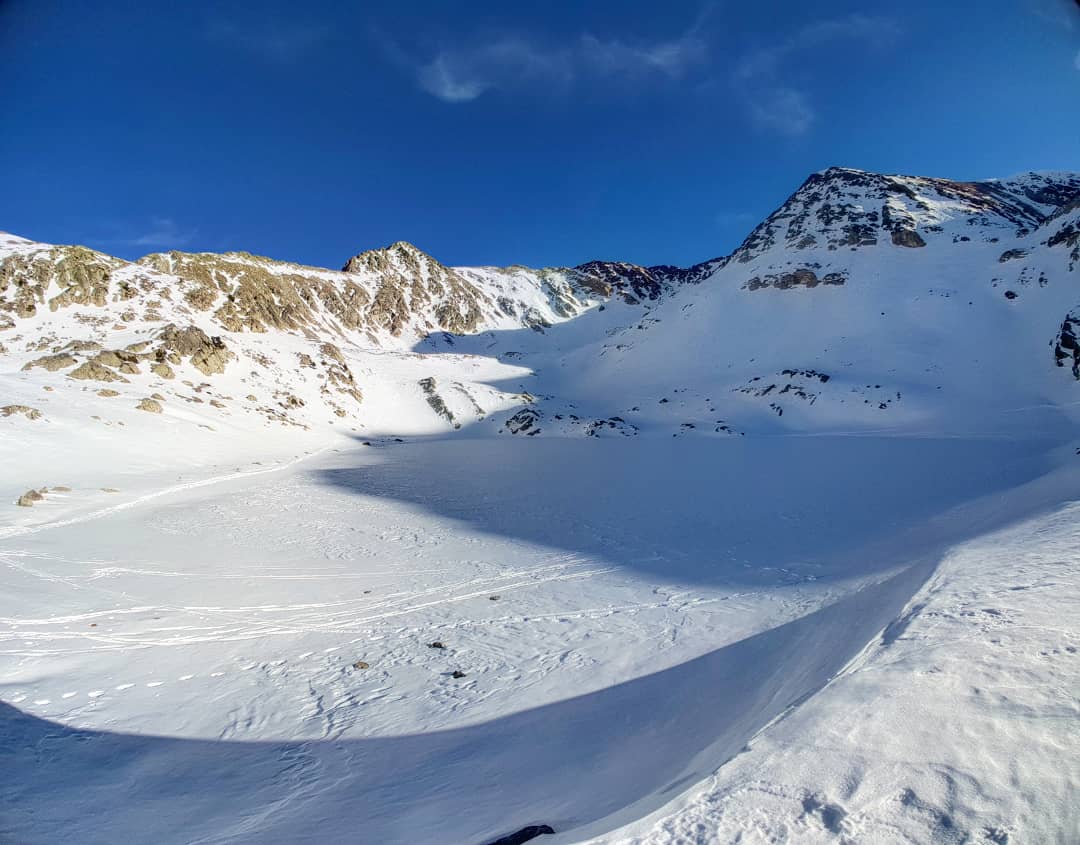 ricardrigall's tweet photo. L'estany Negre de Carançà, a uns 2.500 metres d'altitud, cobert de glaç i neu. Envoltat pel Pic de l'Infern i els Pics de la Vaca, tots per sobre dels 2.800 metres. #estanynegre #estanysdecarançà #carançà #fontpedrosa #elconflent #catalunyanord #hiking #snowshoeing #hivern2018 https://t.co/LdCUkKIeWj