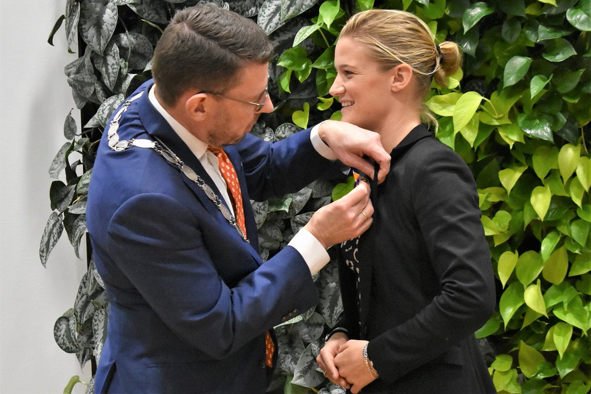 wilma_broch's tweet photo. Voetbalster @MandyVDBerg4 @oranjevrouwen #geridderd ##koninklijkeonderscheiding @GemWestland @BoukeArends https://t.co/zFYmb4SRJE