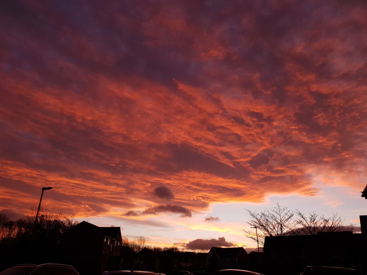 RichieF316's tweet photo. A fire sky to see out 2018 the last sunset of the year . Have a good one everyone 🍾🥂😎👍 #withGalaxy  #GalaxyS9 @StormHour #Sunset #Goodbye2018 #Hello2019 #FinalSunset https://t.co/9oYZ7sBpMA