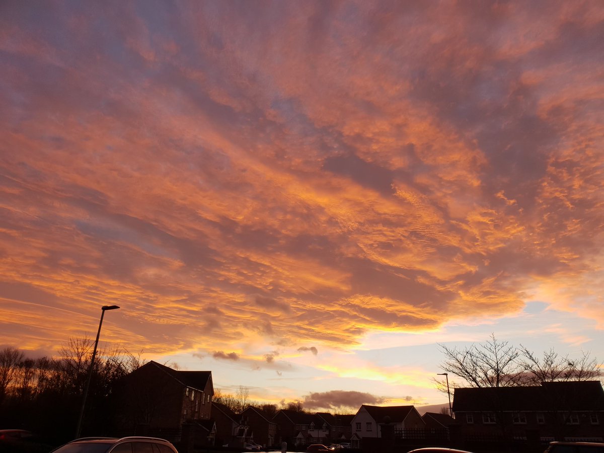 RichieF316's tweet photo. A fire sky to see out 2018 the last sunset of the year . Have a good one everyone 🍾🥂😎👍 #withGalaxy  #GalaxyS9 @StormHour #Sunset #Goodbye2018 #Hello2019 #FinalSunset https://t.co/9oYZ7sBpMA