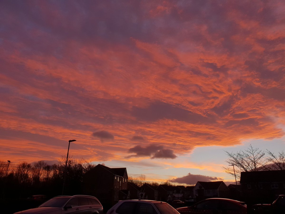RichieF316's tweet photo. A fire sky to see out 2018 the last sunset of the year . Have a good one everyone 🍾🥂😎👍 #withGalaxy  #GalaxyS9 @StormHour #Sunset #Goodbye2018 #Hello2019 #FinalSunset https://t.co/9oYZ7sBpMA