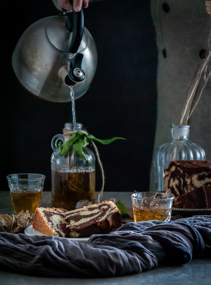 Je tenais absolument à revenir par ici pour vous faire partager une dernière petite recette pour cette année 2018, un cake marbré au chocolat et sa tisane de thym. cookandgoute.org/cake-marbre-au…
