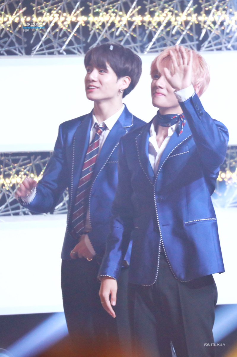 horizon_9597's tweet photo. 181231 MBC

ㅠㅠㅠㅠㅠㅠㅠ-🐰🐯

#방탄소년단 #BTS #전정국 #정국 #태형 #뷔 @BTS_twt https://t.co/SFn1d3lgTV