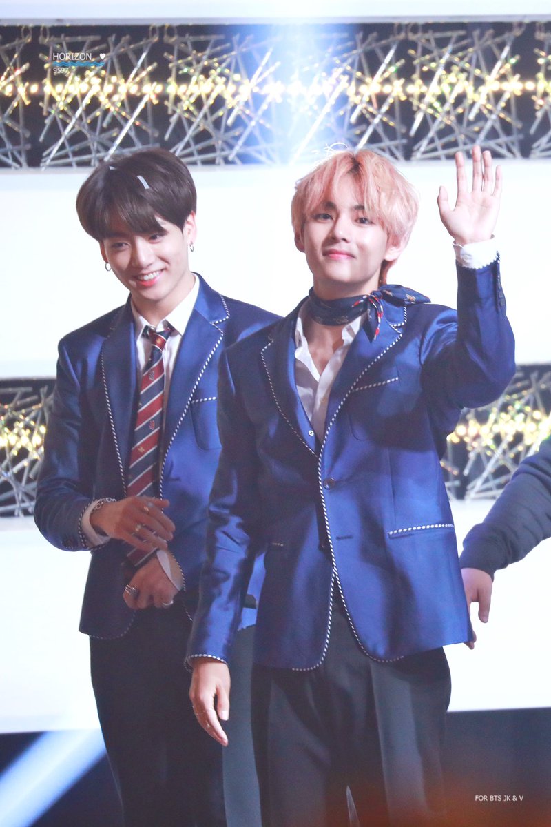 horizon_9597's tweet photo. 181231 MBC

ㅠㅠㅠㅠㅠㅠㅠ-🐰🐯

#방탄소년단 #BTS #전정국 #정국 #태형 #뷔 @BTS_twt https://t.co/SFn1d3lgTV
